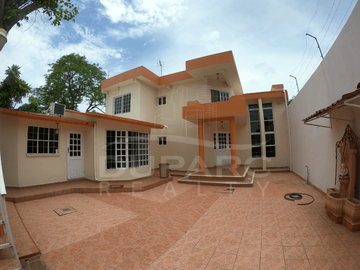 Propiedad de 6 Rec. con baño, estudio, estacionamiento,  completamente equipada