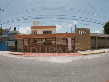 Propiedad de 6 Rec. con baño, estudio, estacionamiento,  completamente equipada
