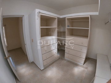 Propiedad de 6 Rec. con baño, estudio, estacionamiento,  completamente equipada