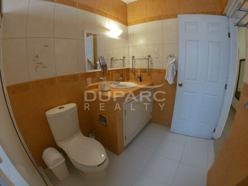 Propiedad de 6 Rec. con baño, estudio, estacionamiento,  completamente equipada