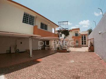 Propiedad de 6 Rec. con baño, estudio, estacionamiento,  completamente equipada