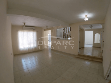 Propiedad de 6 Rec. con baño, estudio, estacionamiento,  completamente equipada