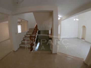 Propiedad de 6 Rec. con baño, estudio, estacionamiento,  completamente equipada