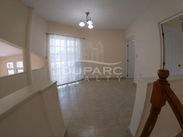 Propiedad de 6 Rec. con baño, estudio, estacionamiento,  completamente equipada