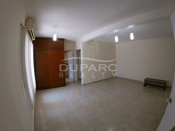 Propiedad de 6 Rec. con baño, estudio, estacionamiento,  completamente equipada