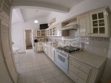 Propiedad de 6 Rec. con baño, estudio, estacionamiento,  completamente equipada