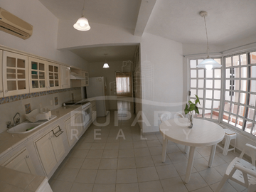 Propiedad de 6 Rec. con baño, estudio, estacionamiento,  completamente equipada