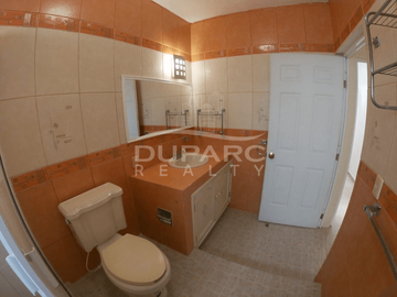 Propiedad de 6 Rec. con baño, estudio, estacionamiento,  completamente equipada