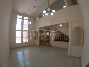Propiedad de 6 Rec. con baño, estudio, estacionamiento,  completamente equipada
