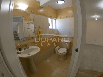 Propiedad de 6 Rec. con baño, estudio, estacionamiento,  completamente equipada
