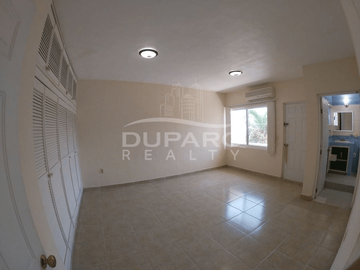 Propiedad de 6 Rec. con baño, estudio, estacionamiento,  completamente equipada
