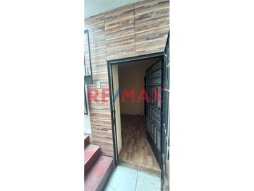 🏡 ¡GRAN OPORTUNIDAD EN EL RÍMAC! VENTA DE DEPARTAMENTO EN URB. EL MANZANO
Se vende acogedor departamento de 63 m², ideal para familias, parejas o com