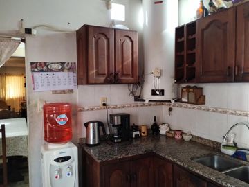 Casa Americana en VENTA con Galpón, Depósito o Taller en su fondo en Barrio Almafuerte de Glew.