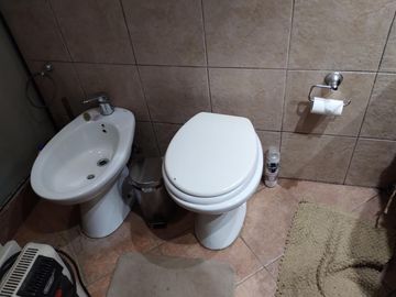 Casa Americana en VENTA con Galpón, Depósito o Taller en su fondo en Barrio Almafuerte de Glew.