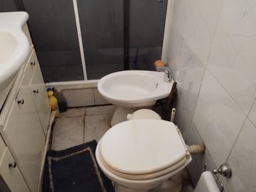 Casa Americana en VENTA con Galpón, Depósito o Taller en su fondo en Barrio Almafuerte de Glew.