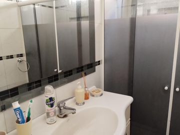 Casa Americana en VENTA con Galpón, Depósito o Taller en su fondo en Barrio Almafuerte de Glew.