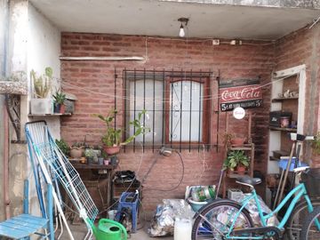 Casa Americana en VENTA con Galpón, Depósito o Taller en su fondo en Barrio Almafuerte de Glew.