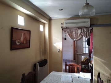 Casa Americana en VENTA con Galpón, Depósito o Taller en su fondo en Barrio Almafuerte de Glew.