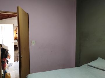 Casa Americana en VENTA con Galpón, Depósito o Taller en su fondo en Barrio Almafuerte de Glew.