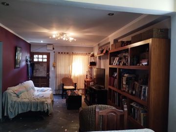 Casa Americana en VENTA con Galpón, Depósito o Taller en su fondo en Barrio Almafuerte de Glew.