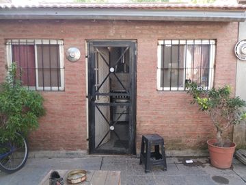 Casa Americana en VENTA con Galpón, Depósito o Taller en su fondo en Barrio Almafuerte de Glew.