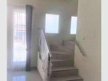 Rumah baru dekat kampus ubaya di tenggilis surabaya