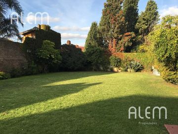 CHALET SOBRE HERMOSO LOTE DOBLE