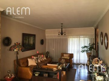CHALET SOBRE HERMOSO LOTE DOBLE