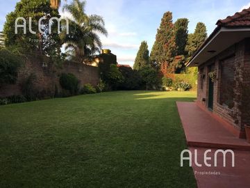 CHALET SOBRE HERMOSO LOTE DOBLE