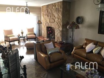 CHALET SOBRE HERMOSO LOTE DOBLE