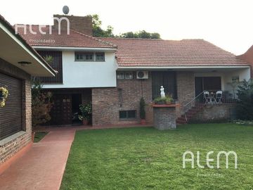 CHALET SOBRE HERMOSO LOTE DOBLE