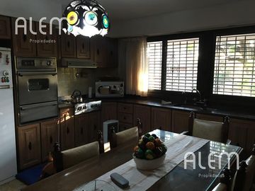 CHALET SOBRE HERMOSO LOTE DOBLE