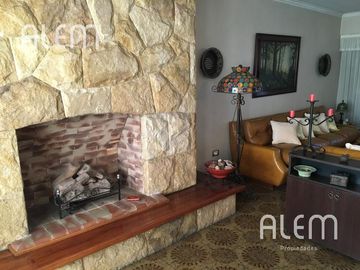 CHALET SOBRE HERMOSO LOTE DOBLE