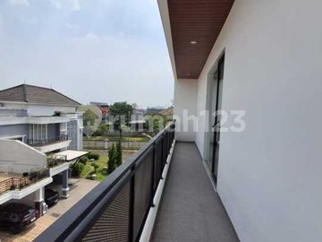 Rumah Mewah Ada Lift Hoek Badan Alam Sutera