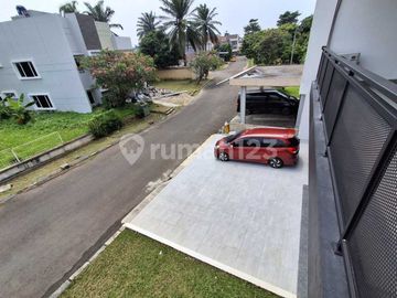 Rumah Mewah Ada Lift Hoek Badan Alam Sutera