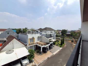 Rumah Mewah Ada Lift Hoek Badan Alam Sutera