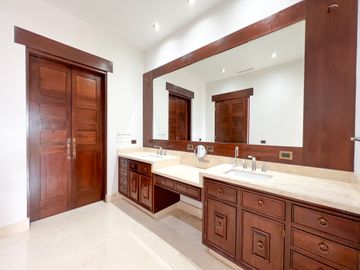 VENTA DE CASA EN LOS LAGOS