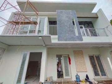 Dijual rumah baru 2 lantai proses finishing di dekat stadion maguwoharjo