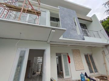 Dijual rumah baru 2 lantai proses finishing di dekat stadion maguwoharjo