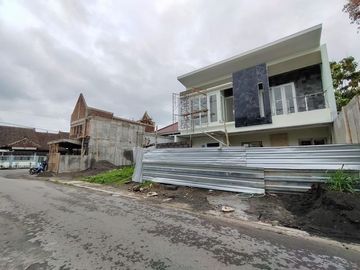 Dijual rumah baru 2 lantai proses finishing di dekat stadion maguwoharjo