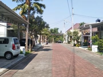 RUMAH MODERN SIAP HUNI DALAM PERUMAHAN DI JLN TITI BUMI
