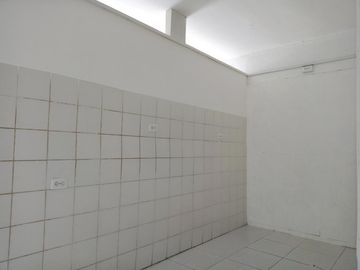 local en arriendo en ciudad jardín. Cod A1302