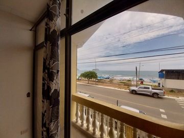 Puerto Cayo: Se Vende Casa Frente al Mar en Puerto Cayo