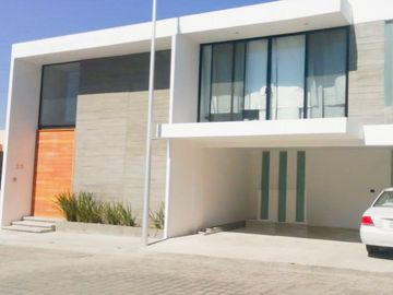 CASA EN VENTA EN FRACC. NAVARRA! A 500m FEDERAL A ATLIXCO! ENORME JARDÍN!