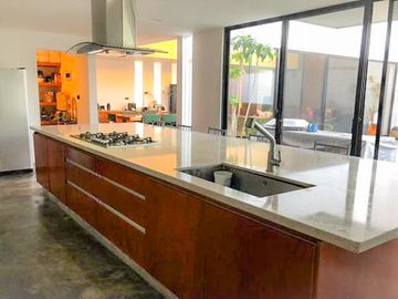 CASA EN VENTA EN FRACC. NAVARRA! A 500m FEDERAL A ATLIXCO! ENORME JARDÍN!