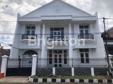 RUMAH MANYAR TIRTOMOYO 21/2 LANTAI