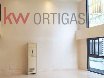 Luxury Townhouse with Roofdeck for Sale in Mariposa, QC