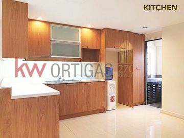 Luxury Townhouse with Roofdeck for Sale in Mariposa, QC