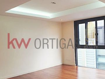 Luxury Townhouse with Roofdeck for Sale in Mariposa, QC