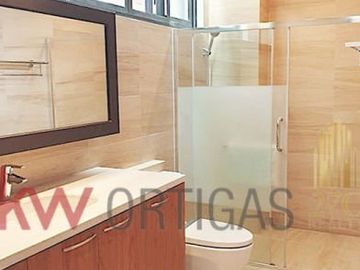 Luxury Townhouse with Roofdeck for Sale in Mariposa, QC